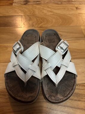Muk Luks White Crisscross Buckle Slide Sandals